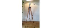 très grand lampadaire sur 1 ancien trépied photo en bois