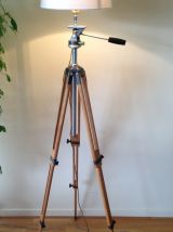 très grand lampadaire sur 1 ancien trépied photo en bois