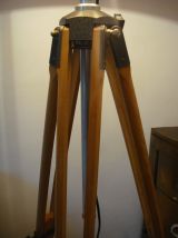 très grand lampadaire sur 1 ancien trépied photo en bois