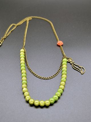 COLLIER PERLES MAGIQUES ET CHAT METALLIQUE
