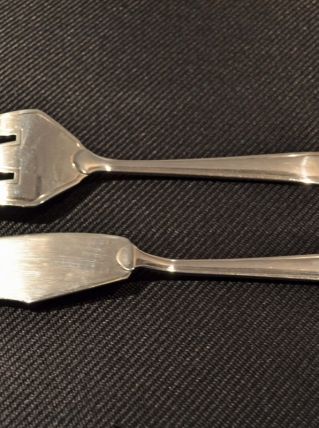 2 COUVERTS DE SERVICE POUR LE POISSON