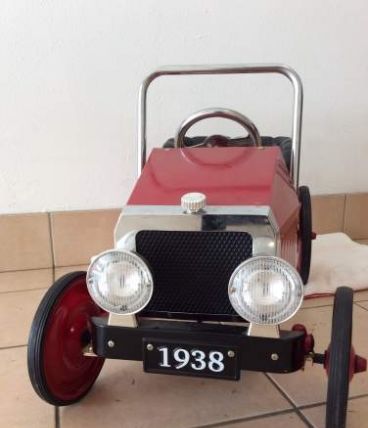 Voiture à pedales