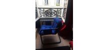 fauteuil design bleu klein et métal noir