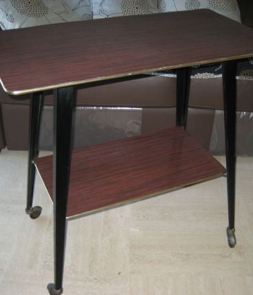 table à roulettes pour télévision en formica