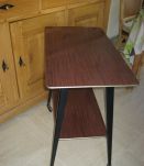 table à roulettes pour télévision en formica