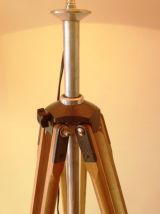 très grand lampadaire sur 1 ancien trépied photo en bois