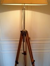 très grand lampadaire sur 1 ancien trépied photo en bois