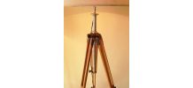 très grand lampadaire sur 1 ancien trépied photo en bois