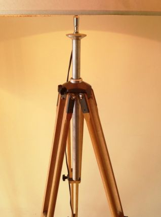 très grand lampadaire sur 1 ancien trépied photo en bois