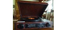 Platine tourne-disque vinyle et radio intégrée