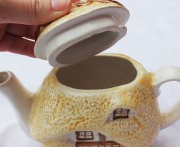 Adorable théière en forme de maison