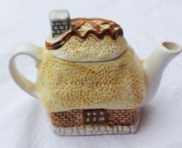 Adorable théière en forme de maison