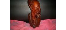 SCULPTURE EN BOIS AFRIQUE GUERRIER FUMANT LA PIPE