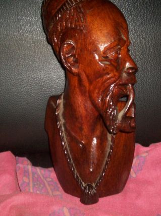 SCULPTURE EN BOIS AFRIQUE GUERRIER FUMANT LA PIPE