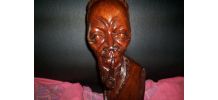 SCULPTURE EN BOIS AFRIQUE GUERRIER FUMANT LA PIPE