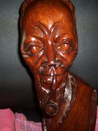 SCULPTURE EN BOIS AFRIQUE GUERRIER FUMANT LA PIPE