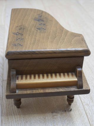 boîte à musique et bijoux en forme de piano 