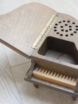 boîte à musique et bijoux en forme de piano 