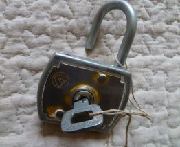 ancien cadenas  vintage + clé