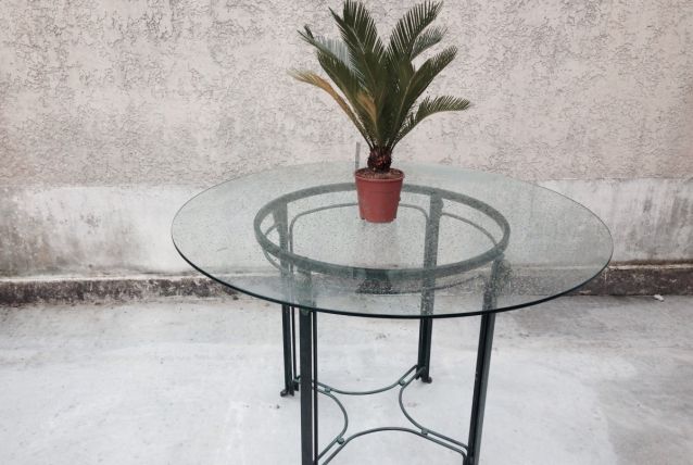 Table ronde en verre et fer forgé