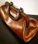 Ancien sac en cuir marron. Style sacoche de médecin années 30