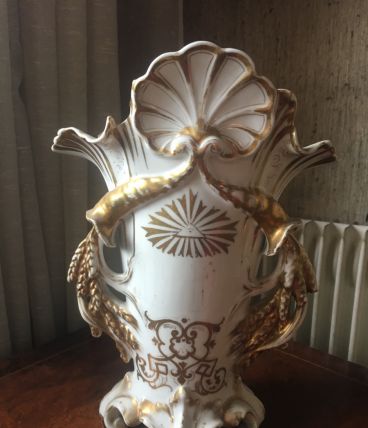 Vase de mariée d'église ancien en porcelaine