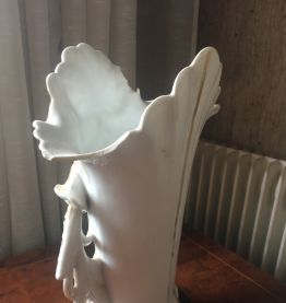 Vase de mariée d'église ancien en porcelaine