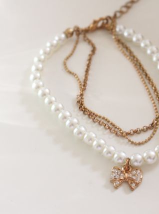 Bracelets perles blanches et chaine dorée