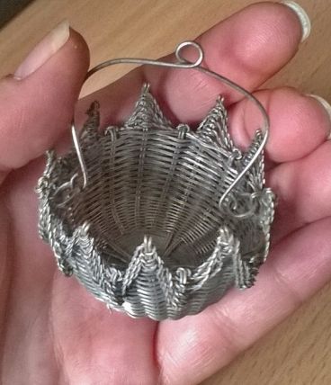 Panier miniature pour poupée ancienne en métal argenté, à voir!