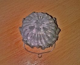 Panier miniature pour poupée ancienne en métal argenté, à voir!