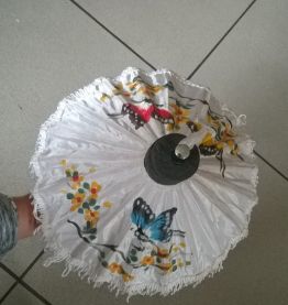 Ancienne mini ombrelle pour poupée 