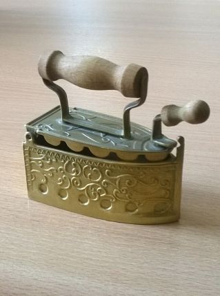 Ancien fer à repasser à braise pour poupées (jouet/miniature/collection) à voir!