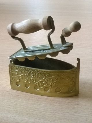 Ancien fer à repasser à braise pour poupées (jouet/miniature/collection) à voir!
