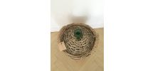Dame Jeanne verte dans son panier osier