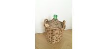 Dame Jeanne verte dans son panier osier