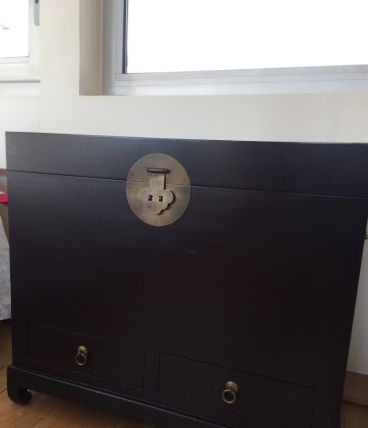 2 coffres / tables de chevet en laque aubergine
