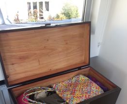 2 coffres / tables de chevet en laque aubergine
