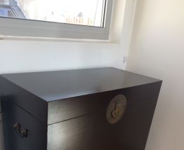 2 coffres / tables de chevet en laque aubergine
