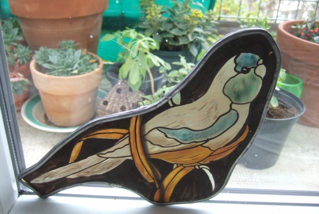 Petit vitrail perruche bleue avec motif végétal