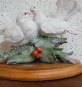 couple de colombes sur socle bois