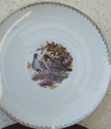 plat rond représentant deux perdrix