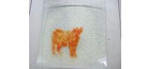 Petite assiette en verre artisanal motif vache  avec émail orange