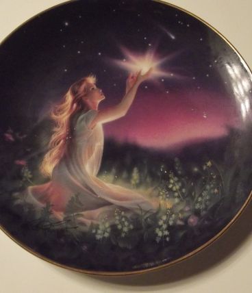 assiette jeune fille signée