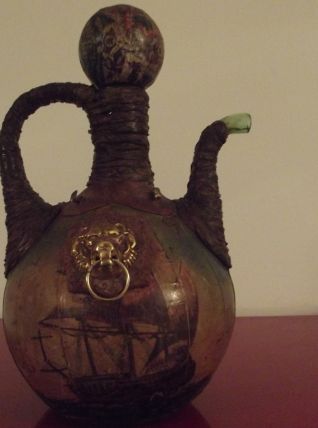 ancienne bouteille couverte cuir et peinte
