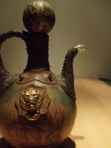 ancienne bouteille couverte cuir et peinte