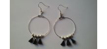 Boucles d oreilles argentées pompons noirs