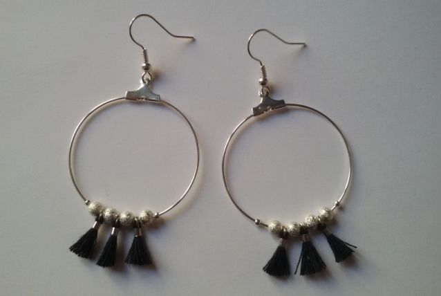 Boucles d oreilles argentées pompons noirs