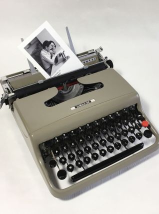 Machine à écrire Olivetti Lettera 22 "Pasolini"