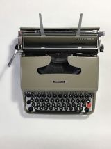 Machine à écrire Olivetti Lettera 22 "Pasolini"