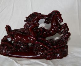 chevaux du bonheur résine rouge